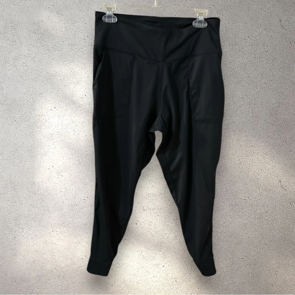 Black yoga leggings cuffed with pockets size large